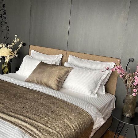Arka Art Hotel Tirana Kültér fotó A bed with bed linen