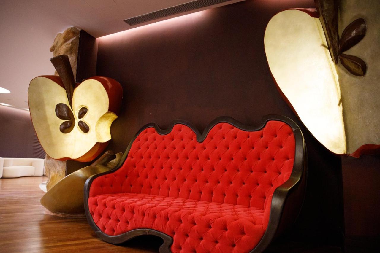 Arka Art Hotel Tirana Kültér fotó The Apple sofa