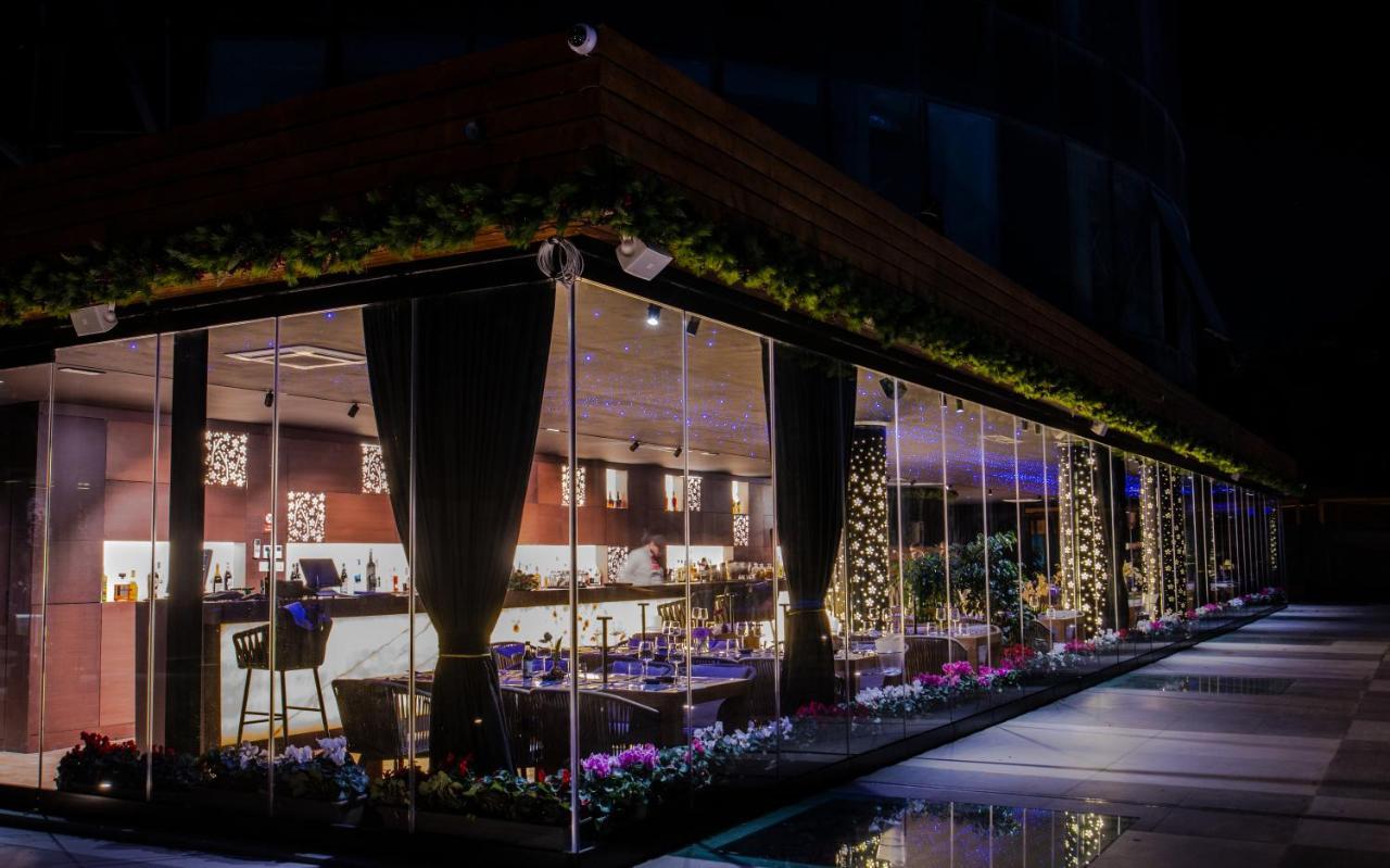 Arka Art Hotel Tirana Kültér fotó The restaurant at night