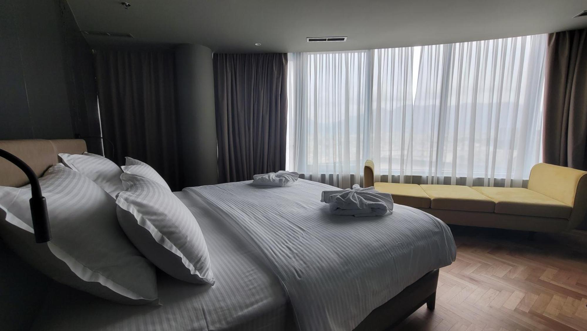 Arka Art Hotel Tirana Kültér fotó A bedroom at the hotel