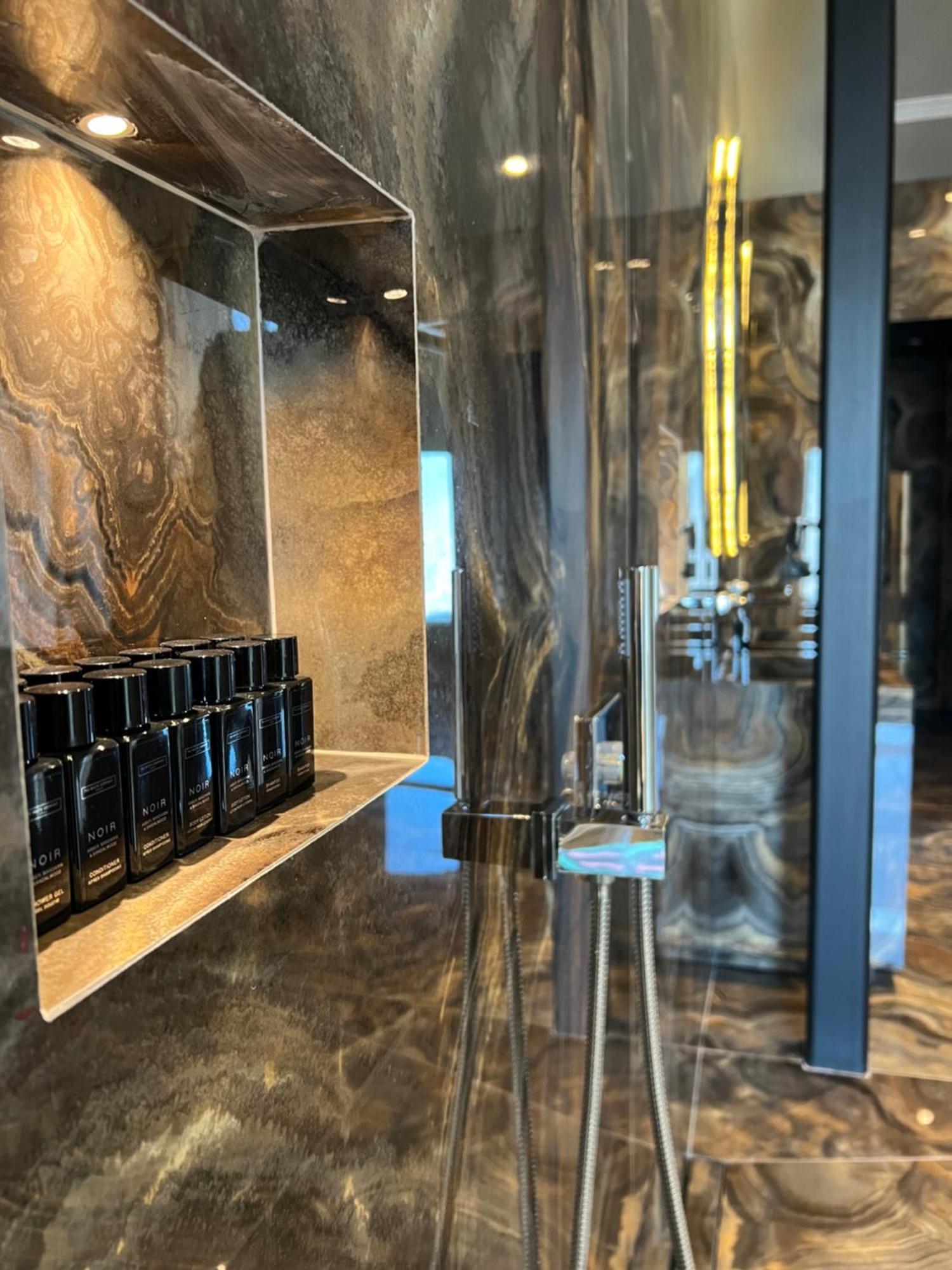 Arka Art Hotel Tirana Kültér fotó A typical shower
