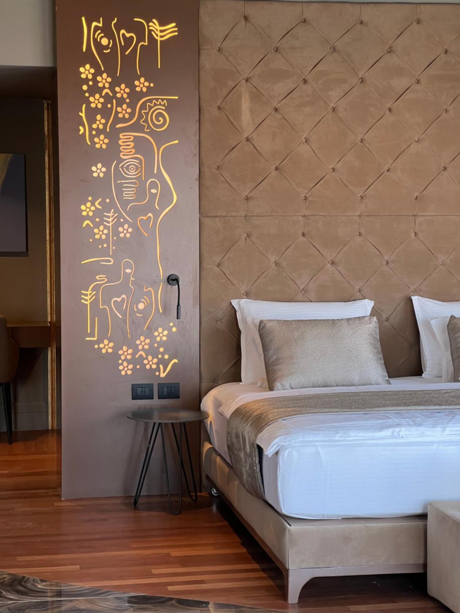 Arka Art Hotel Tirana Kültér fotó A wall sticker