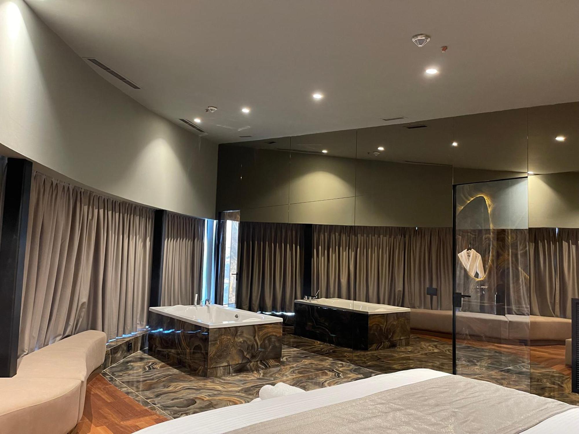 Arka Art Hotel Tirana Kültér fotó A suite at the hotel