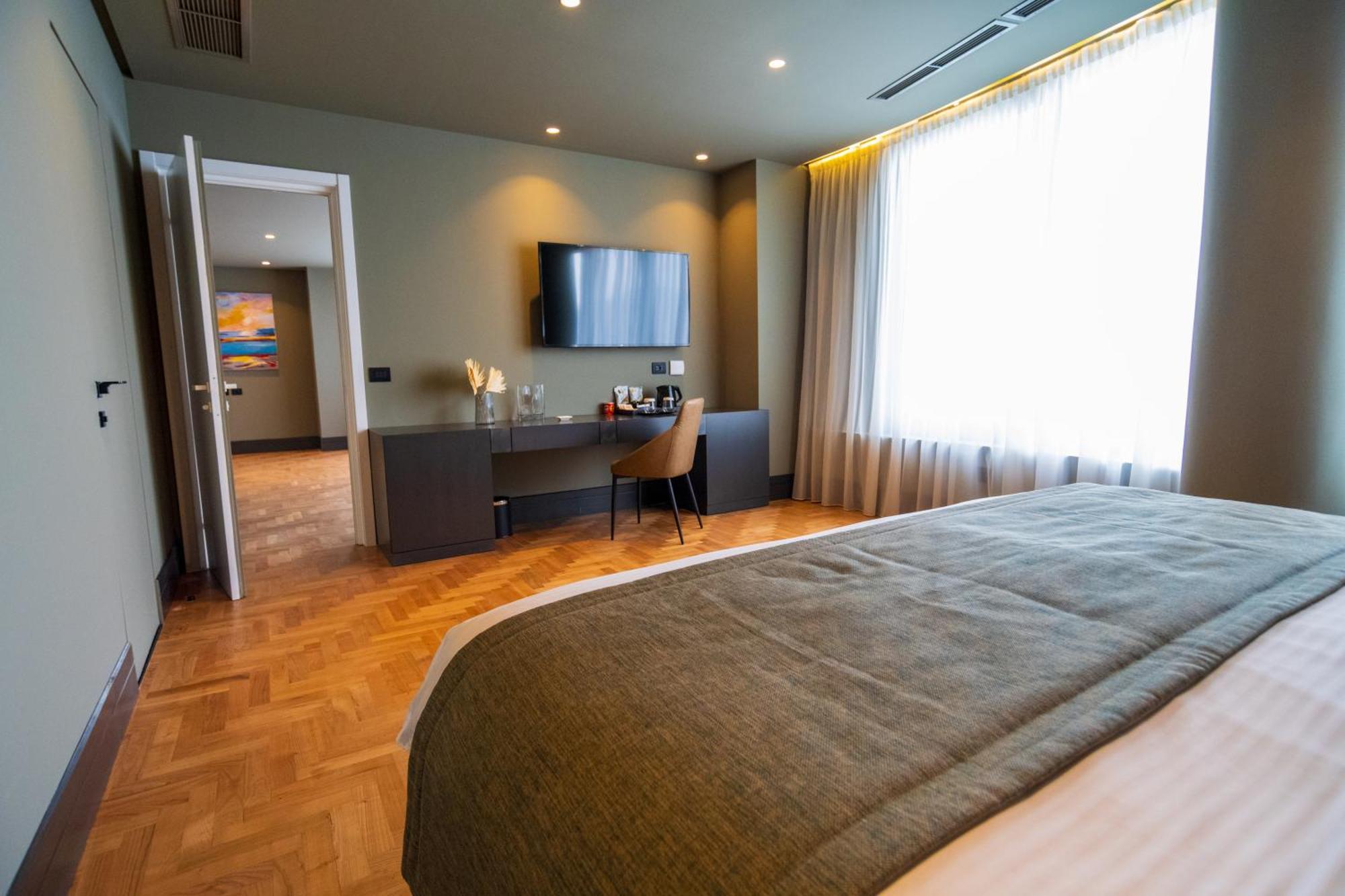 Arka Art Hotel Tirana Kültér fotó A room at the hotel