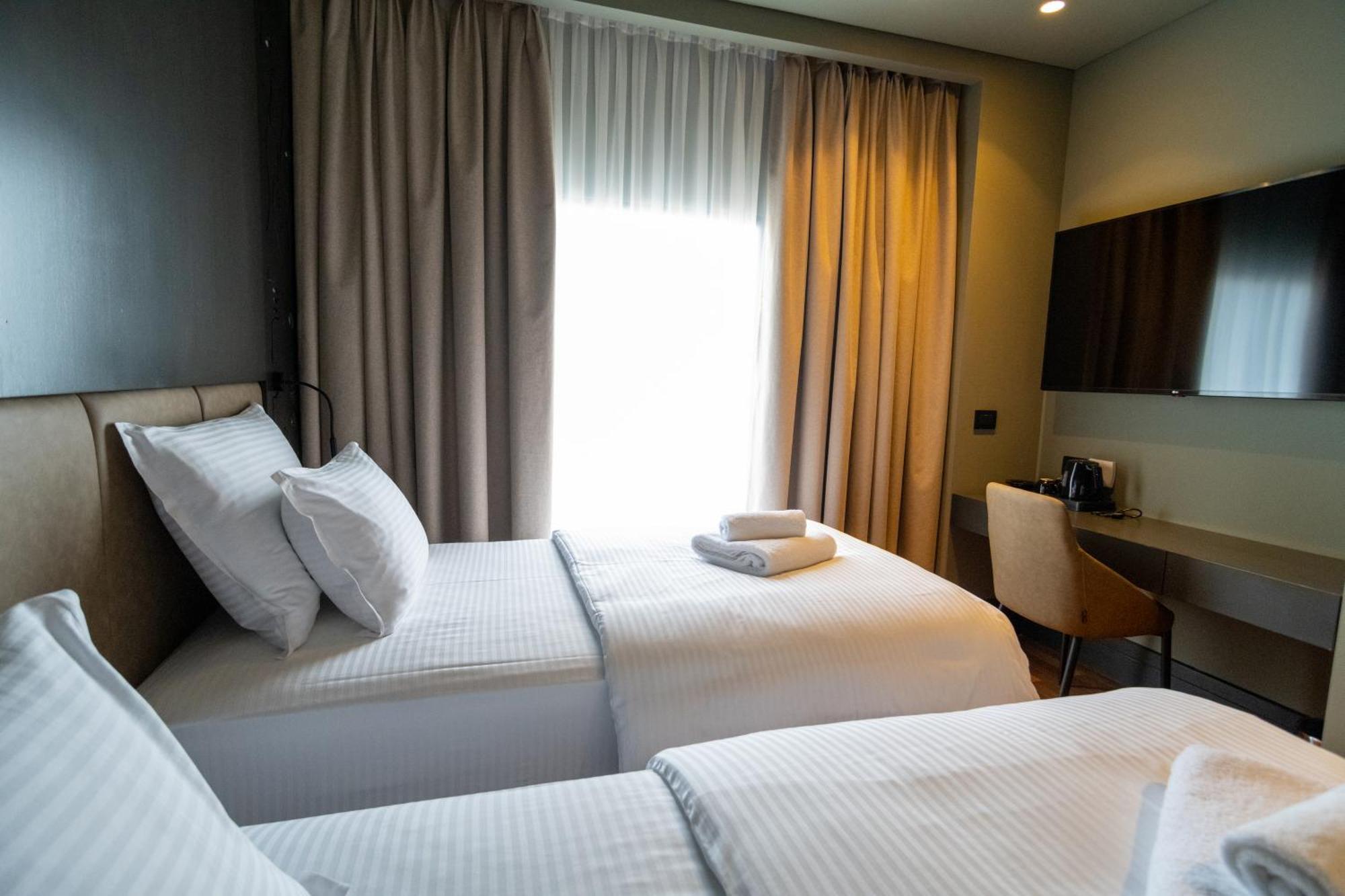 Arka Art Hotel Tirana Kültér fotó A room at the hotel