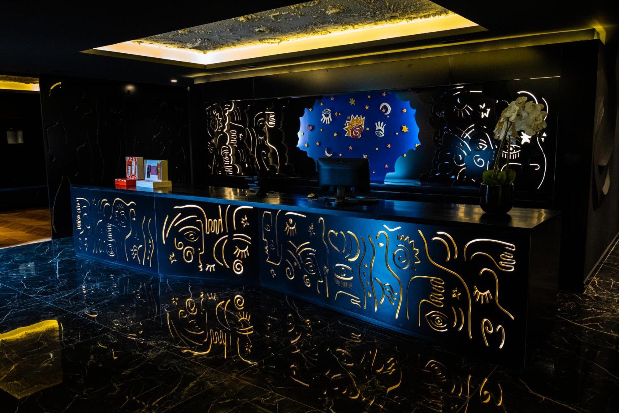 Arka Art Hotel Tirana Kültér fotó The reception desk at the hotel