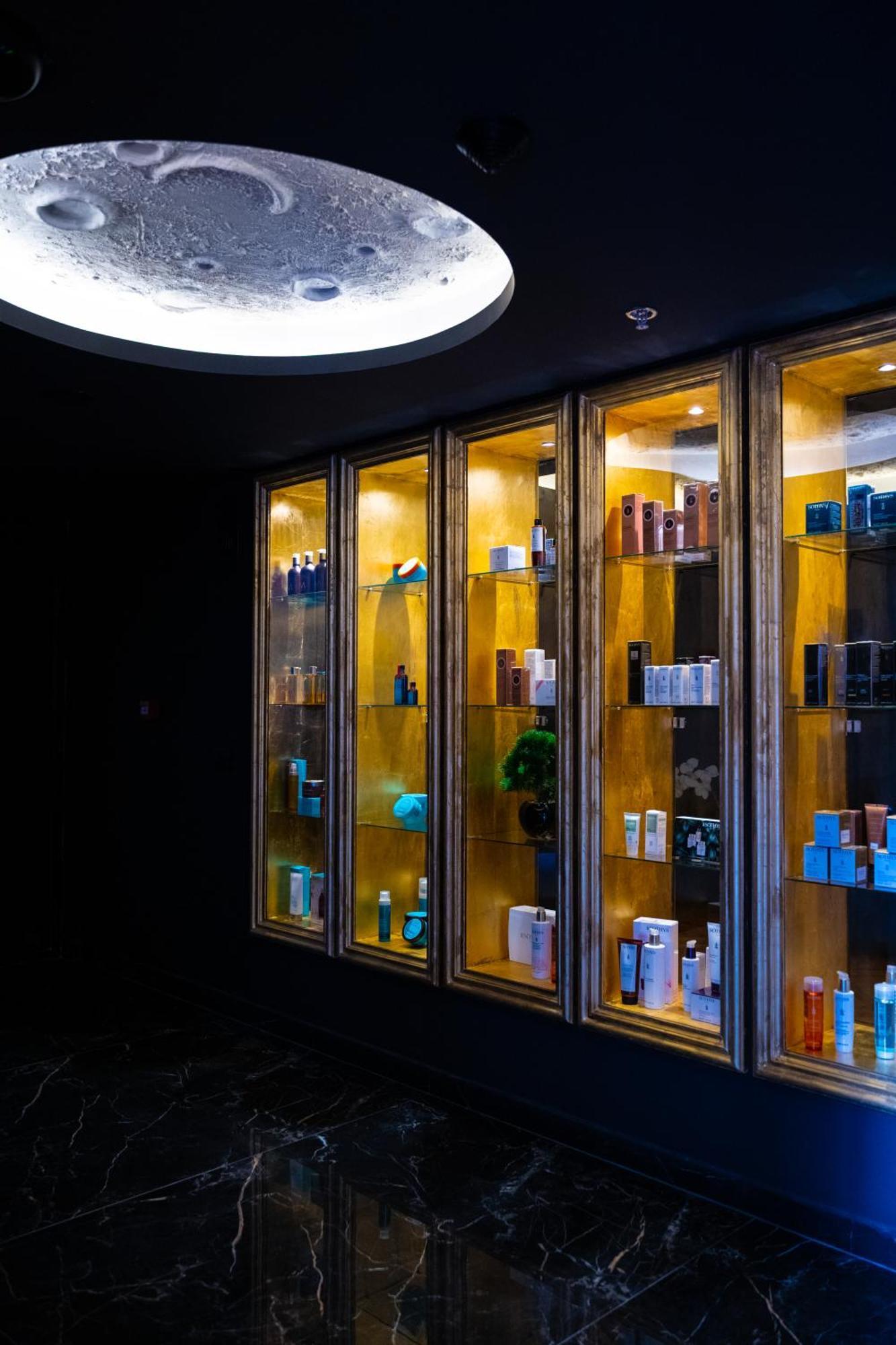 Arka Art Hotel Tirana Kültér fotó A display of products at a salon