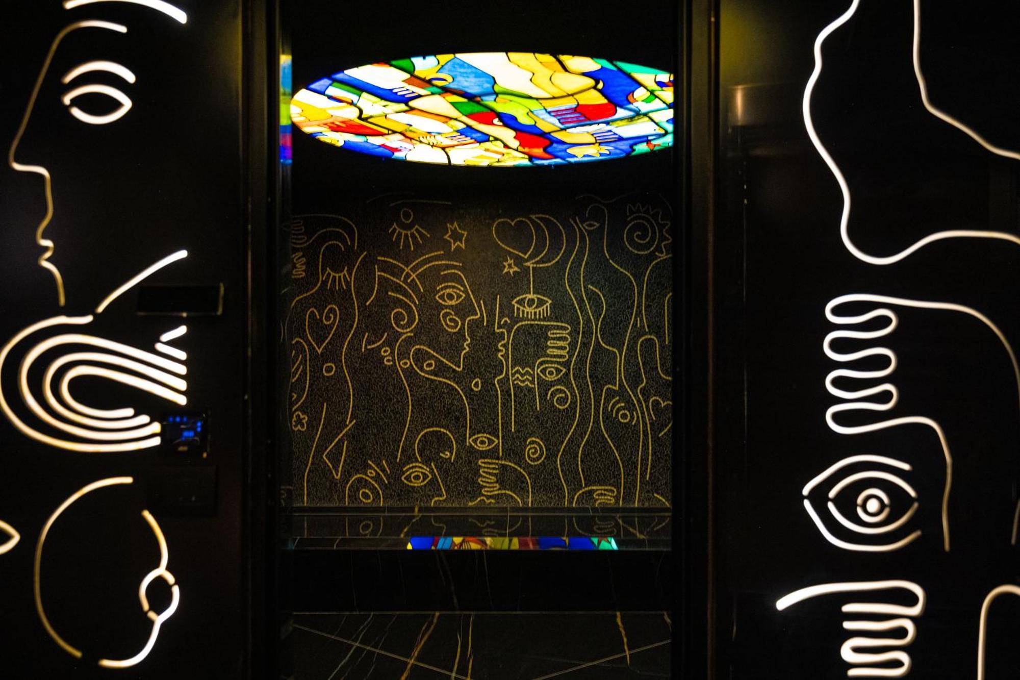 Arka Art Hotel Tirana Kültér fotó The stained glass window in the elevator