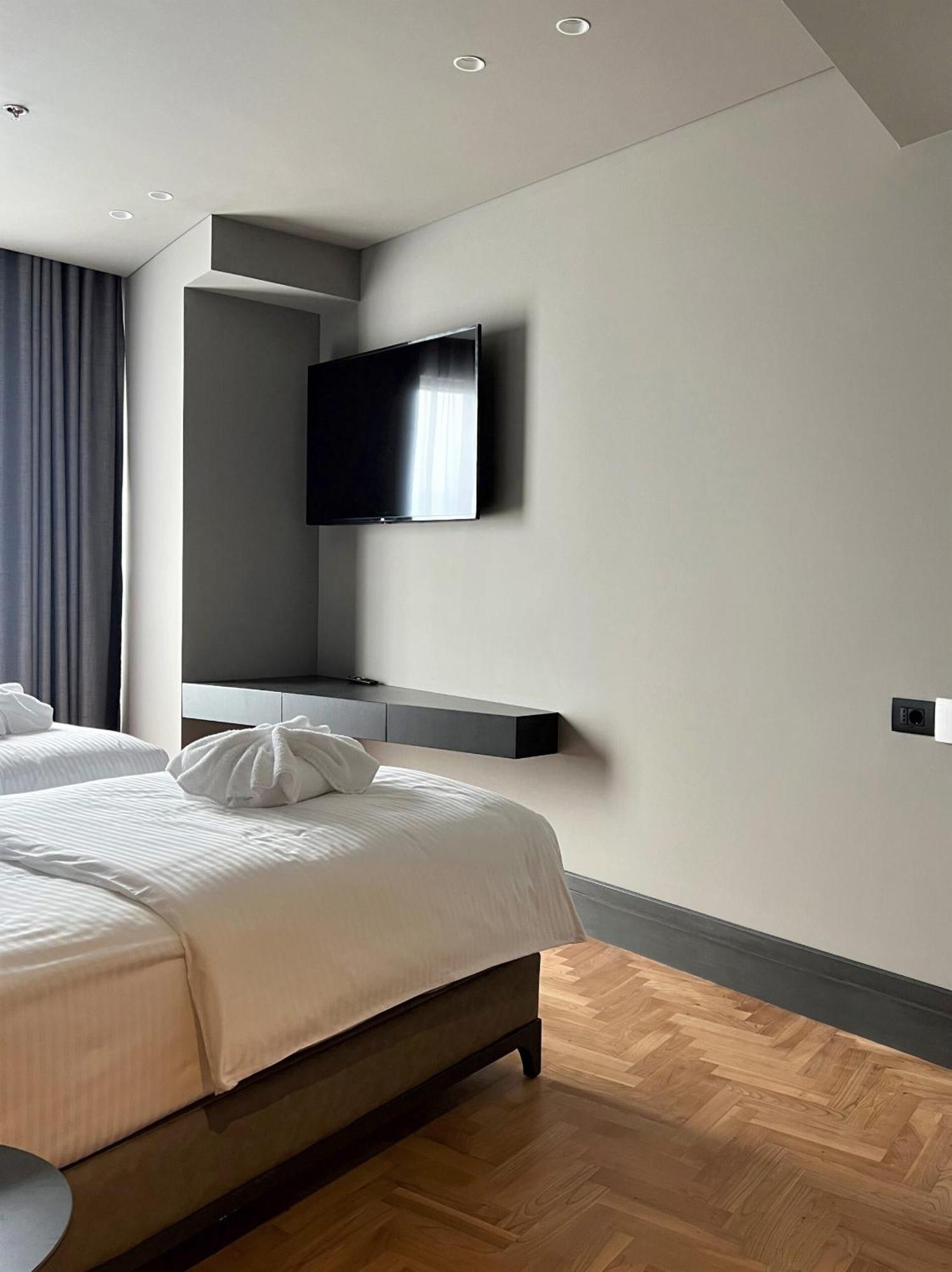 Arka Art Hotel Tirana Kültér fotó A room at the hotel