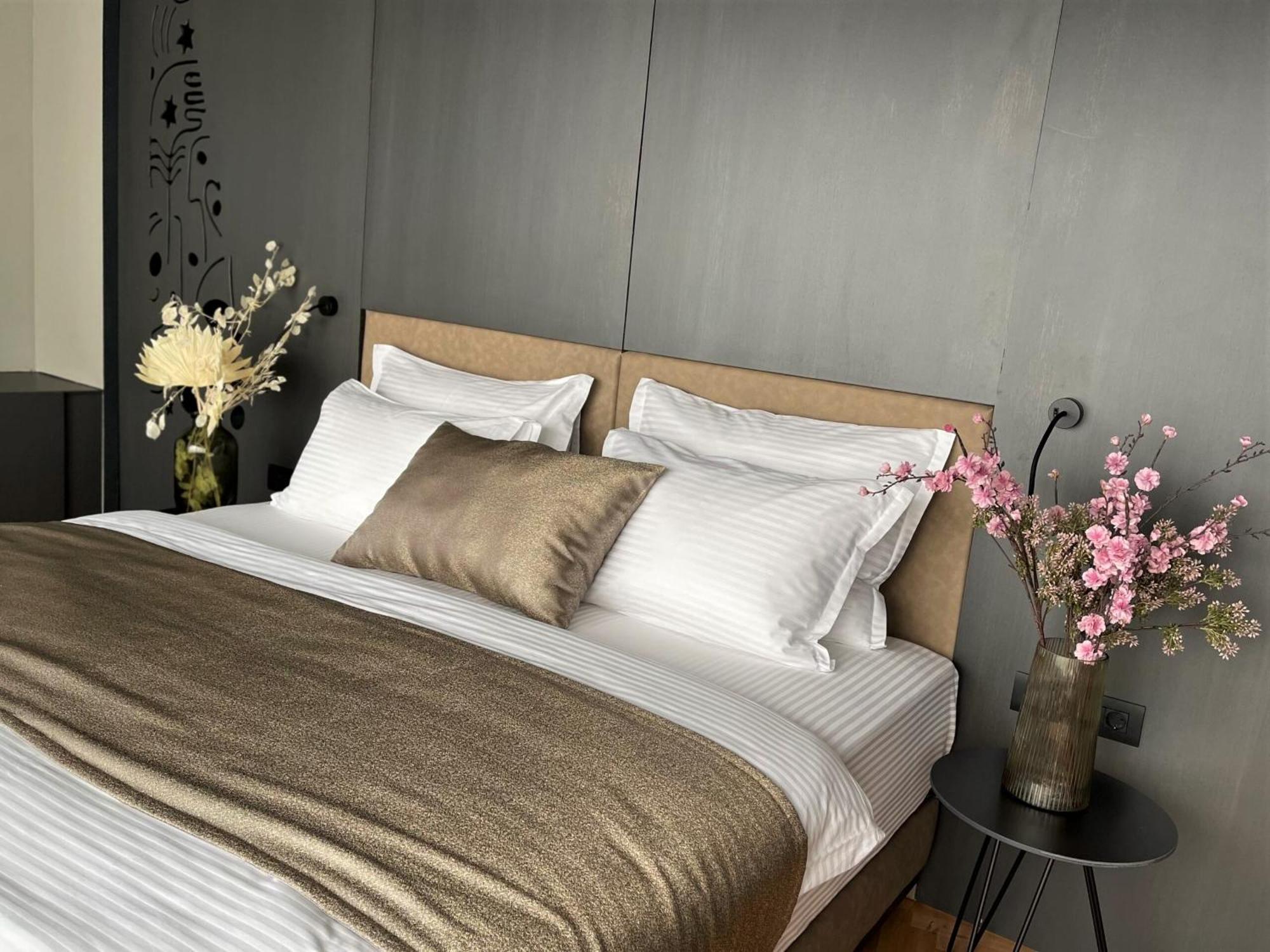 Arka Art Hotel Tirana Kültér fotó A bed with bed linen