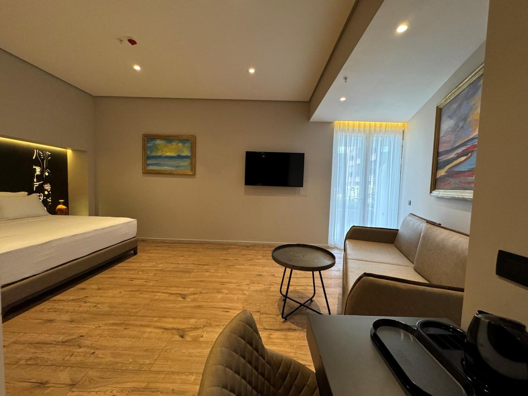 Arka Art Hotel Tirana Kültér fotó A room at the hotel