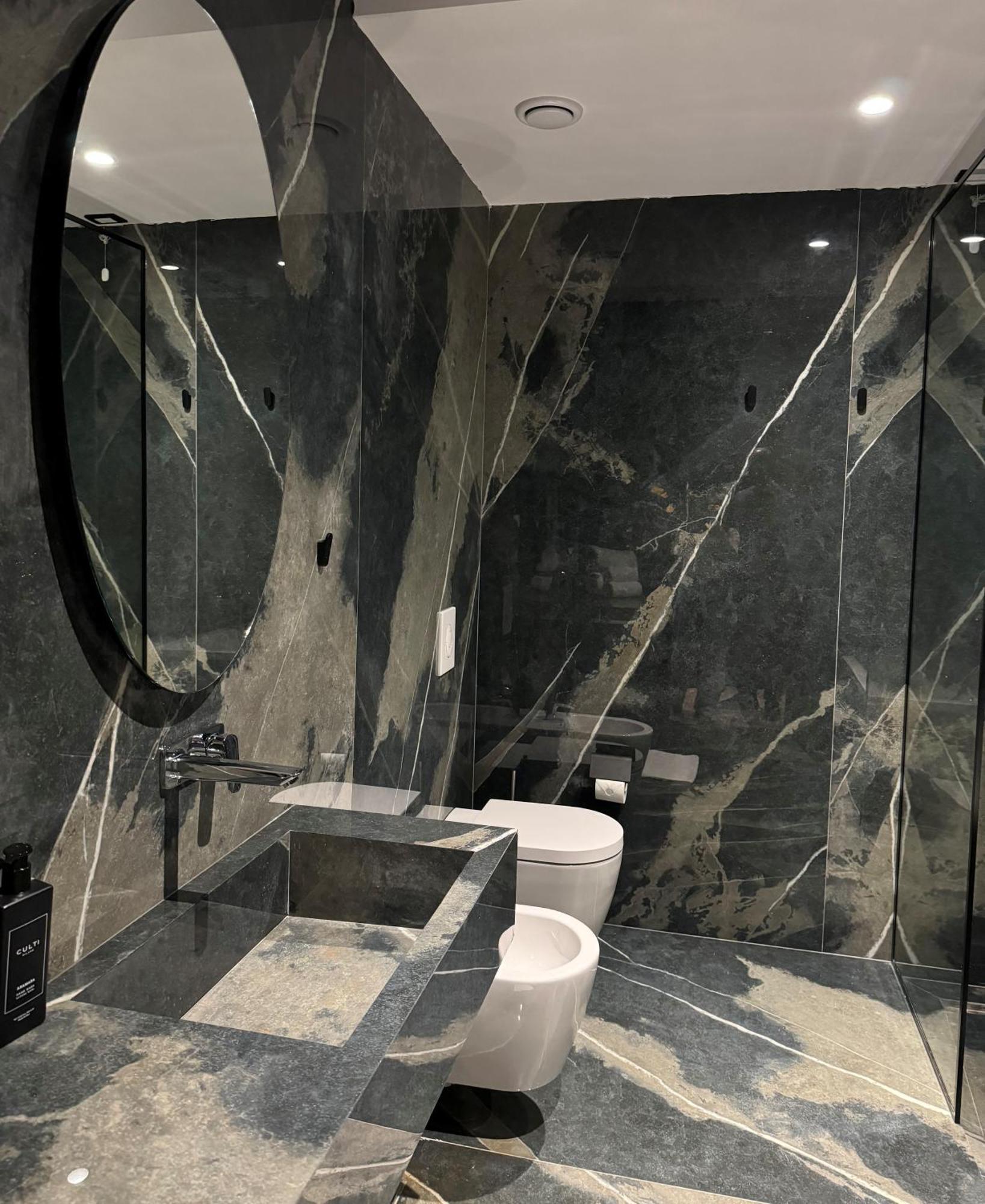 Arka Art Hotel Tirana Kültér fotó Bathroom in the house