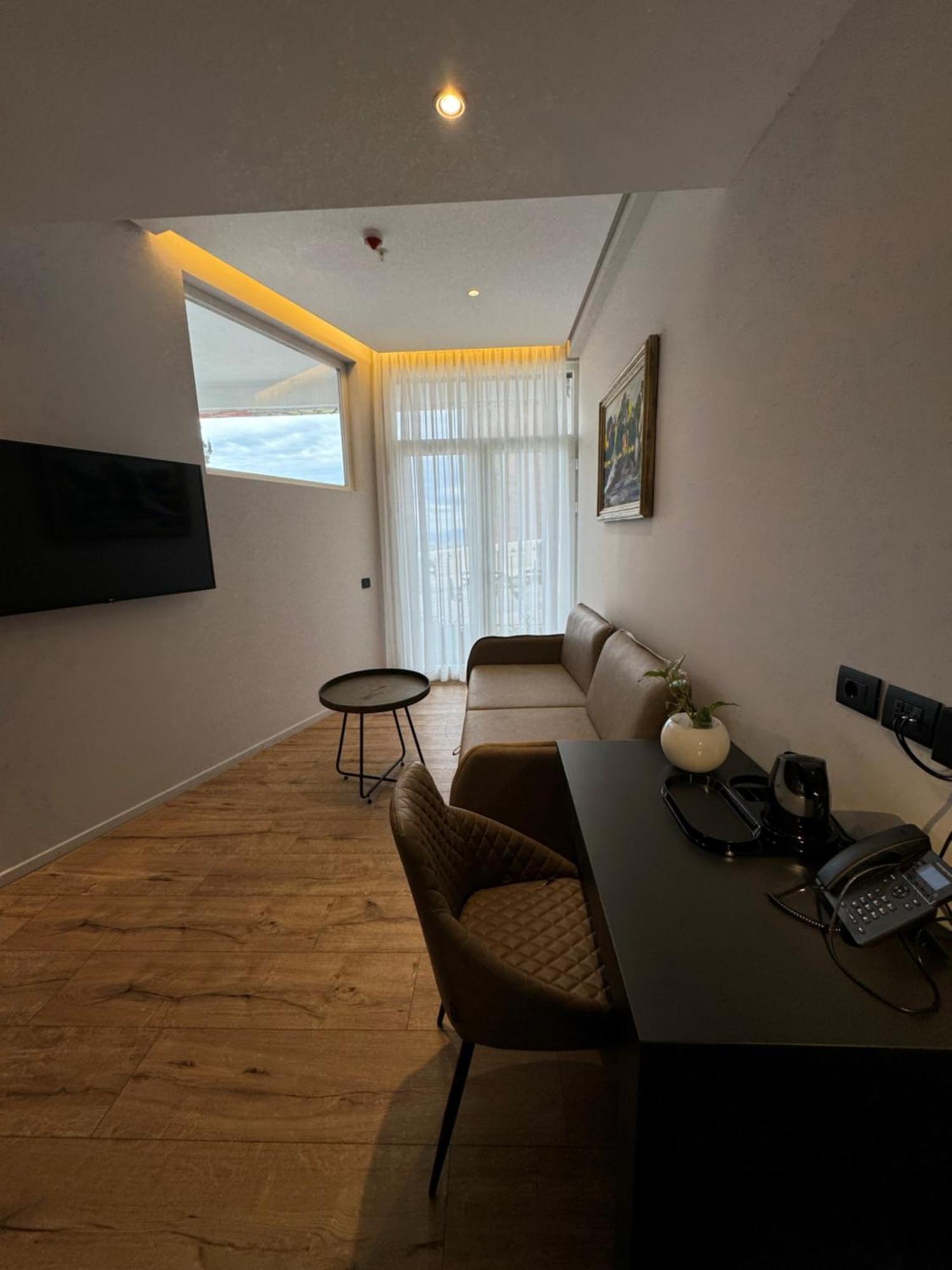 Arka Art Hotel Tirana Kültér fotó A room at the hotel